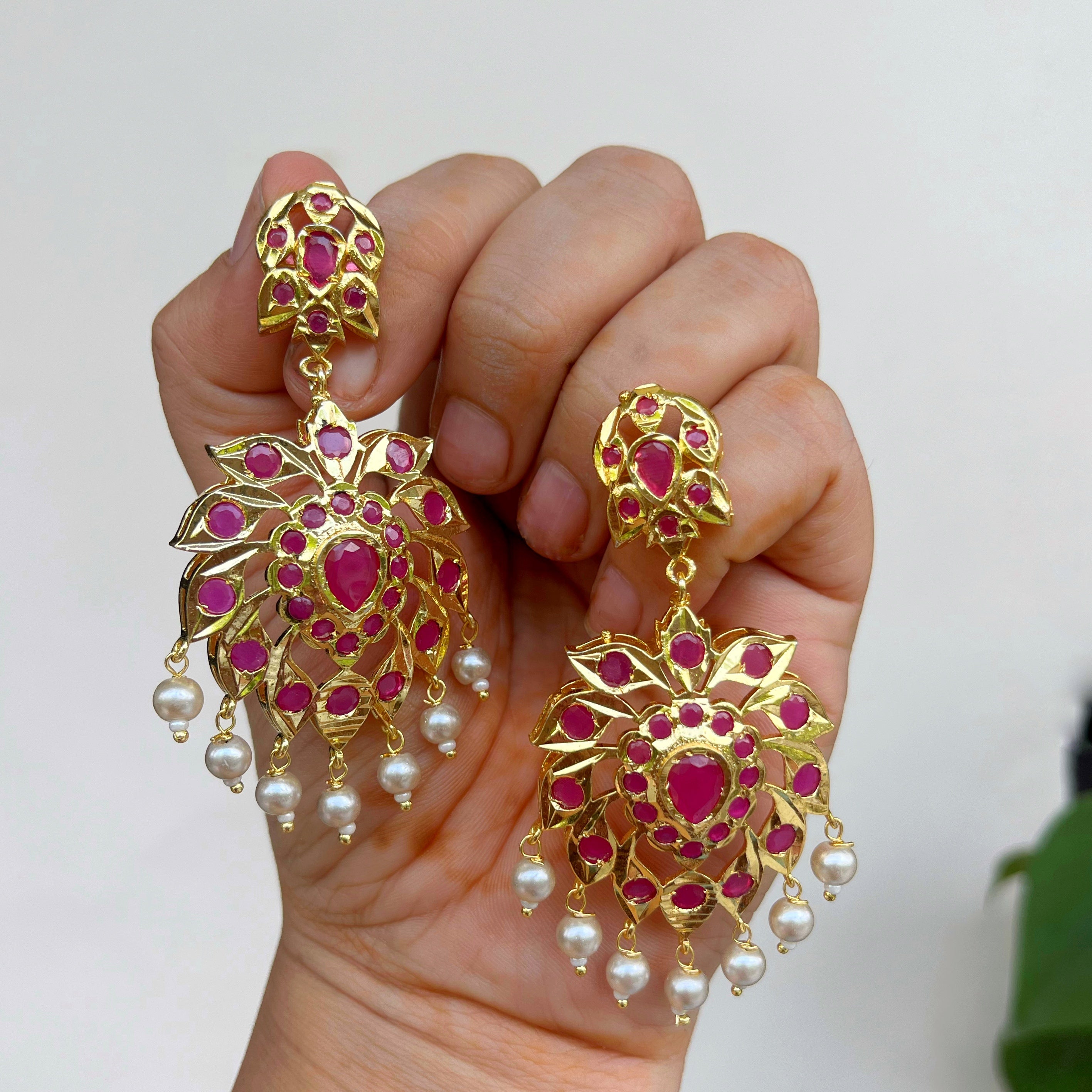 Mehtab: Royal Fuchsia Leaf Maangtika Set