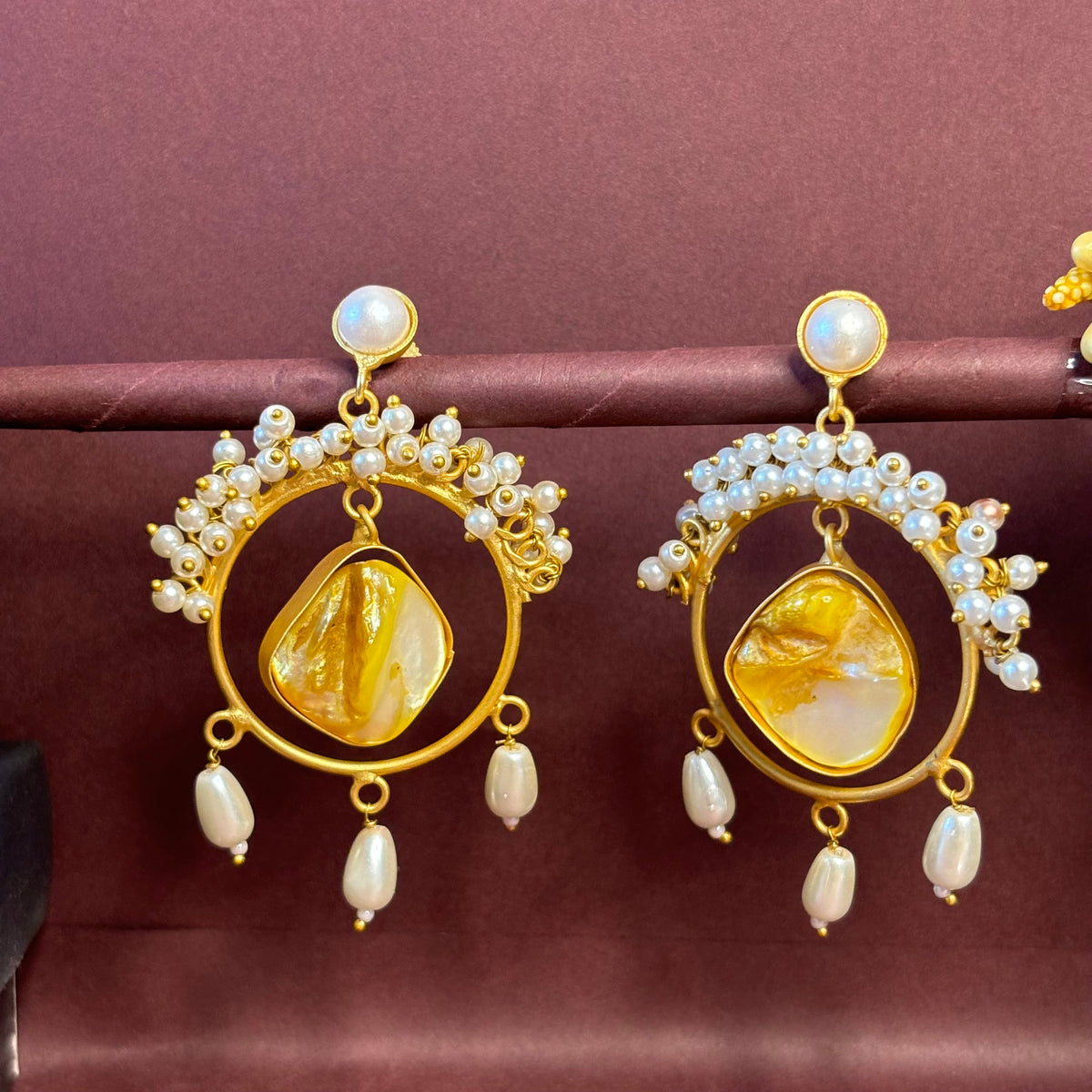 Kritika: Golden Glow Pearl Hoops