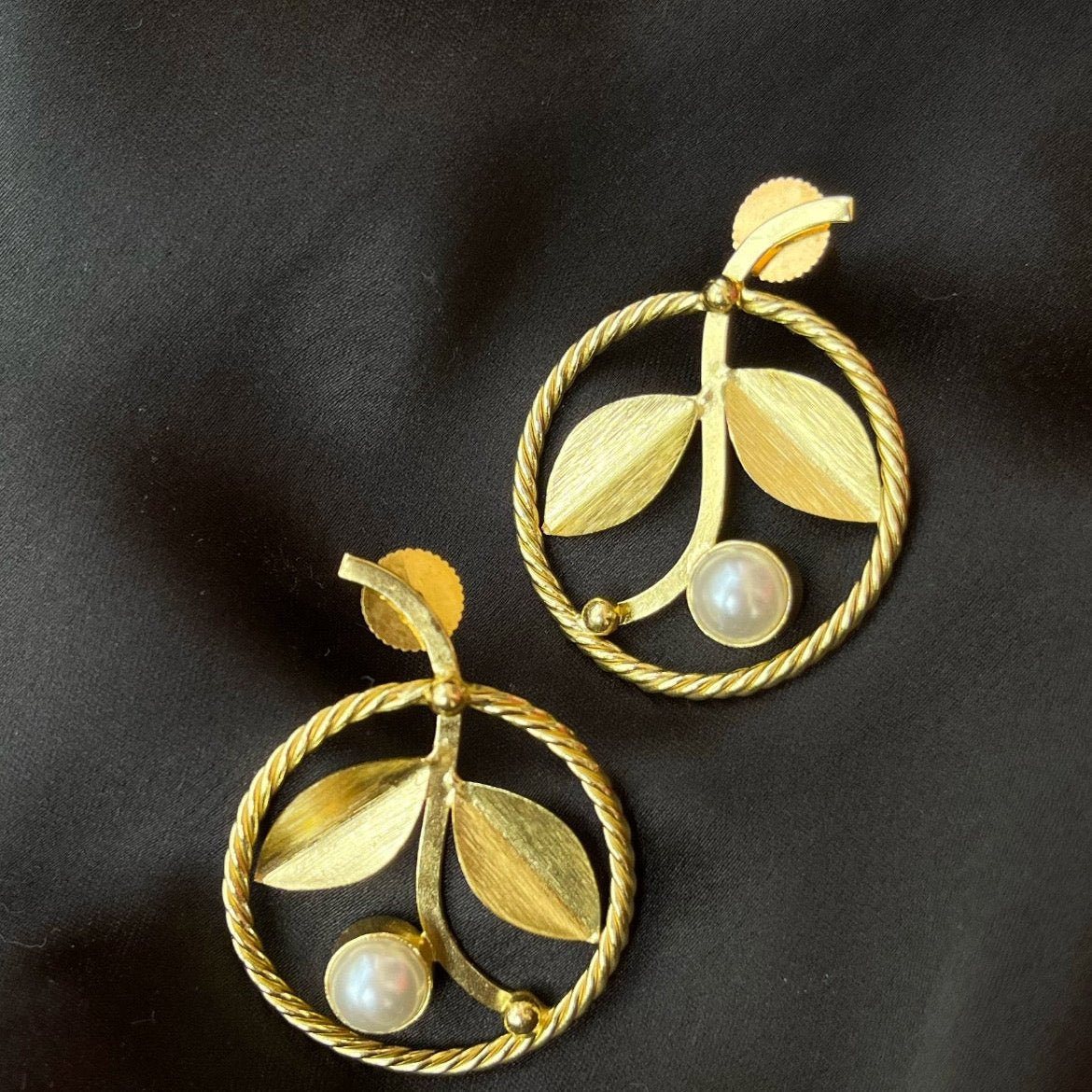 Golden Leaf Circle with White Pearl